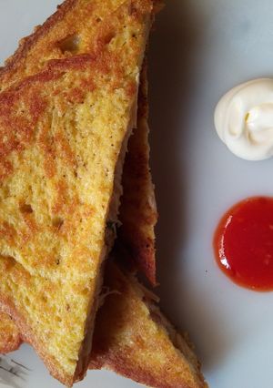 A picture of Chicken Sandwich with egg fry.