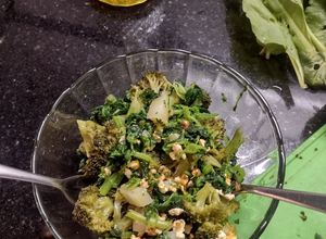 Una foto de Ensaladita de 🥦 brócoli, con...ORTIGAS!