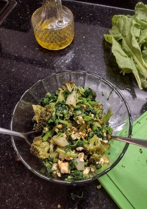 Una foto de Ensaladita de 🥦 brócoli, con...ORTIGAS!