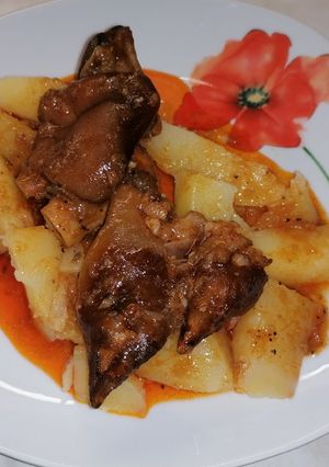 Körömpörkölt sós főtt burgonyával recept fotója