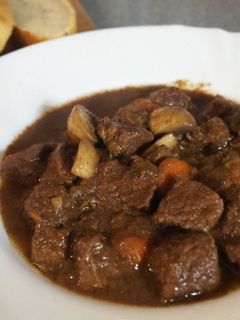 Burgundi marharagu -bográcsban recept fotója