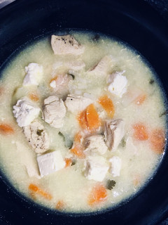 Una foto de Sopa de pollo con arroz al toque Griego