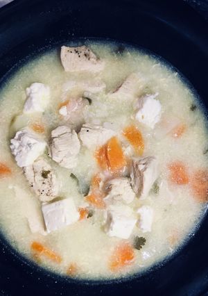 Una foto de Sopa de pollo con arroz al toque Griego