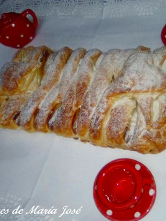Una foto de Trenza de hojaldre rellena de turrón de chocolate blanco