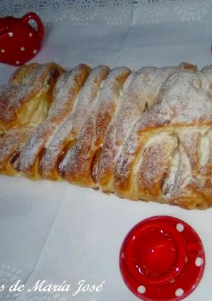 Una foto de Trenza de hojaldre rellena de turrón de chocolate blanco