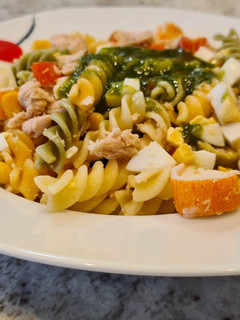 Una foto de Espirales con atún al pesto de almendras