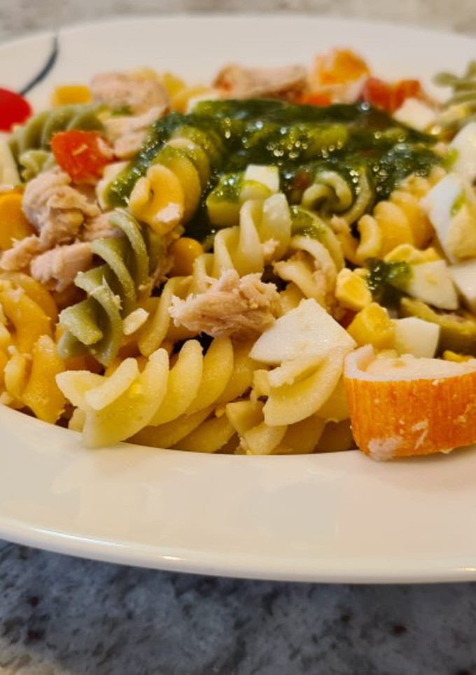 Una foto de Espirales con atún al pesto de almendras