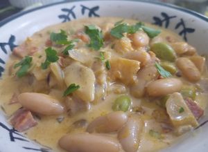Una foto de Curry de edamames y alubias