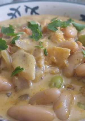 Una foto de Curry de edamames y alubias