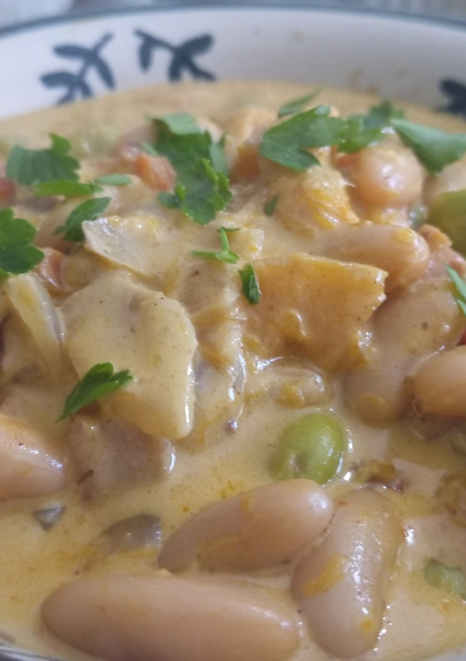Una foto de Curry de edamames y alubias