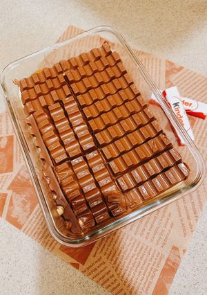 صورة لوصفة حلى الكيندر الشتوي🍫❄️