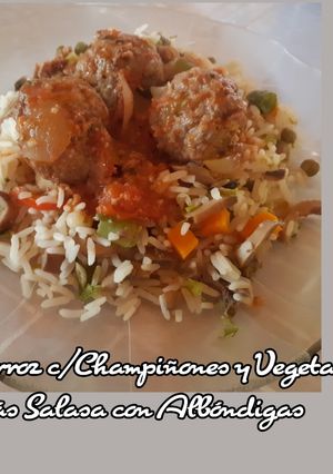 Una foto de Arroz c/Champiñones y vegetales Más Salsa con Albóndigas
