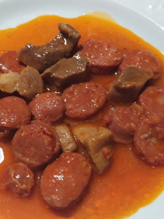 Una foto de Guisadito de choricitos y cuadraditos de magro