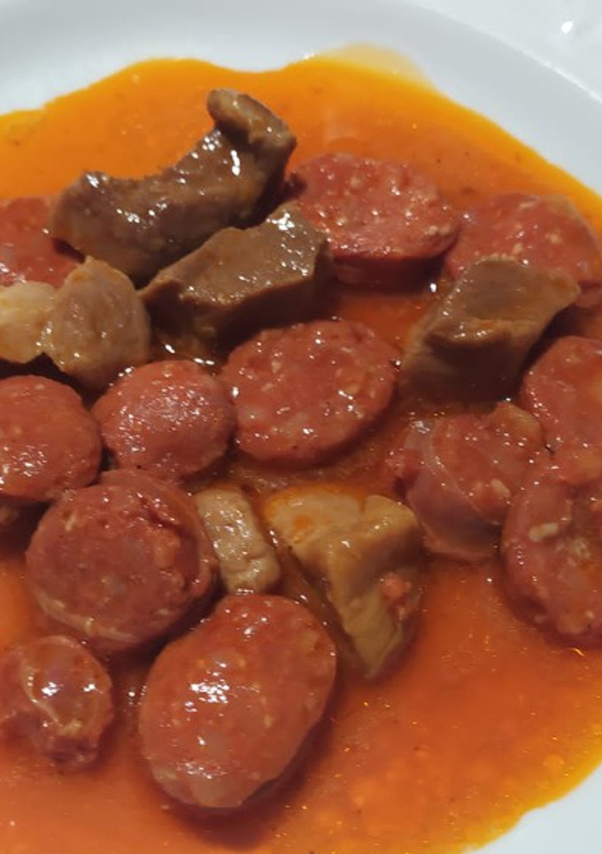 Una foto de Guisadito de choricitos y cuadraditos de magro