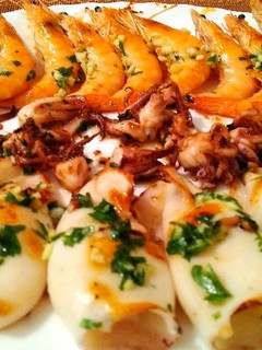 Una foto de Chipirones y langostinos a la plancha