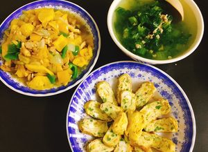 Hình của món Gà xào chua ngọt, trứng cuộn ớt chuông, canh cải thịt nạc.