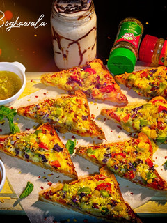 ઇન્સ્ટન્ટ વેજ બ્રેડ પીઝા (Instant Veg Bread Pizza Recipe In Gujarati) રેસીપી મુખ્ય ફોટો