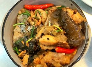 Hình của món Đầu cá hồi kho tiêu.