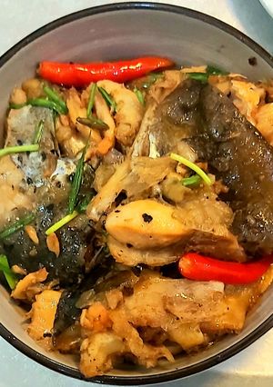 Hình của món Đầu cá hồi kho tiêu.