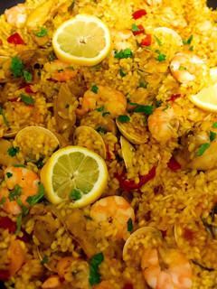 Una foto de Arroz con pollo y langostino