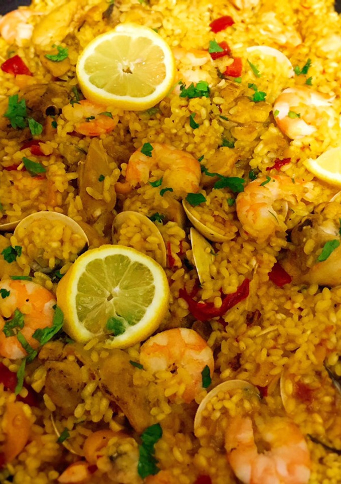 Una foto de Arroz con pollo y langostino