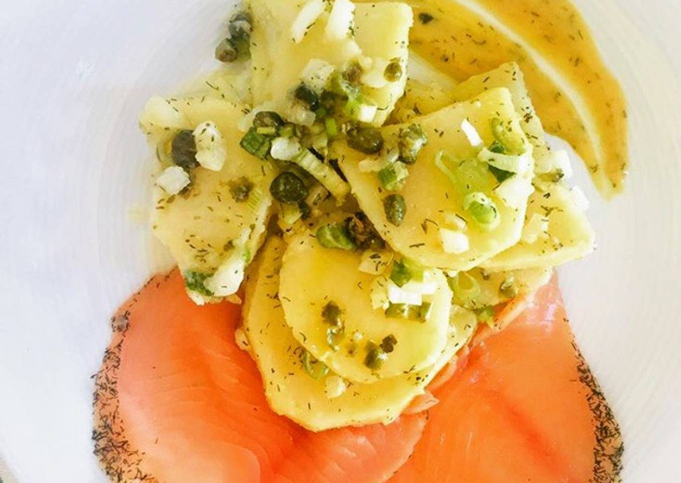 Ensalada de patatas al vapor con vinagreta de mostaza y salmón marinado