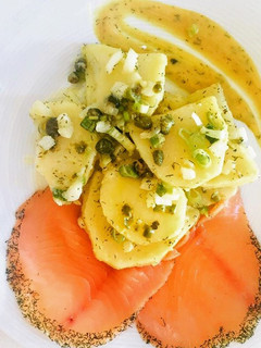 Una foto de Ensalada de patatas al vapor con vinagreta de mostaza y salmón marinado