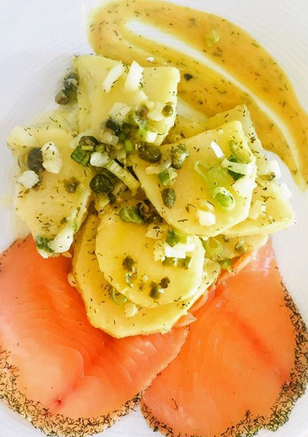 Una foto de Ensalada de patatas al vapor con vinagreta de mostaza y salmón marinado