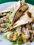 Fajitas de pollo con lechuga, cebolla y salsa de queso y nueces