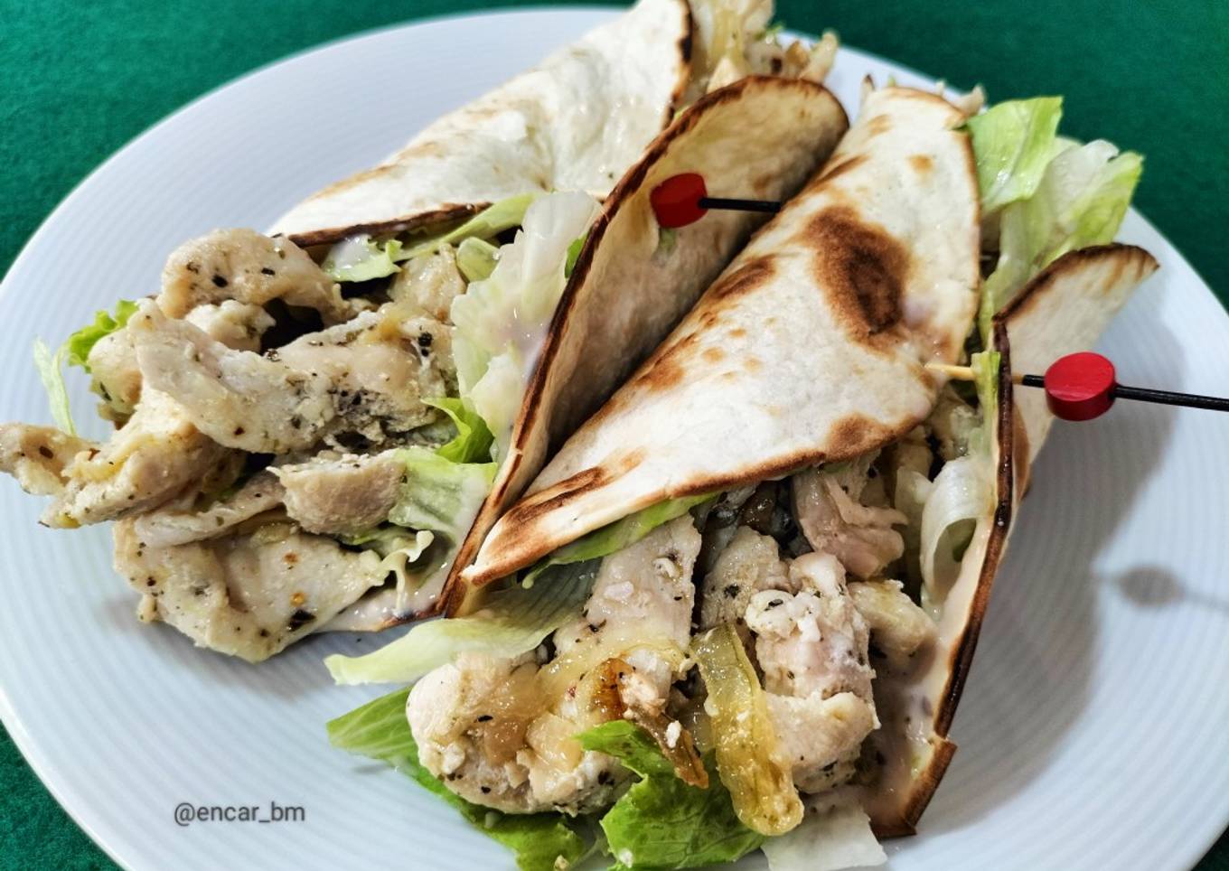 Fajitas de pollo con lechuga, cebolla y salsa de queso y nueces