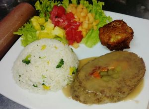 Una foto de Rollo mixto, de res cerdo y verduras en salsa demi glacé
