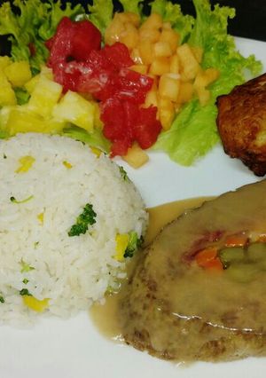Una foto de Rollo mixto, de res cerdo y verduras en salsa demi glacé