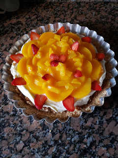 Una foto de Torta con base de galletas, dulce de leche, crema y frutas 🍓