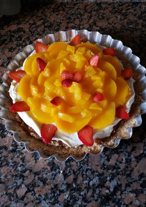 Una foto de Torta con base de galletas, dulce de leche, crema y frutas 🍓