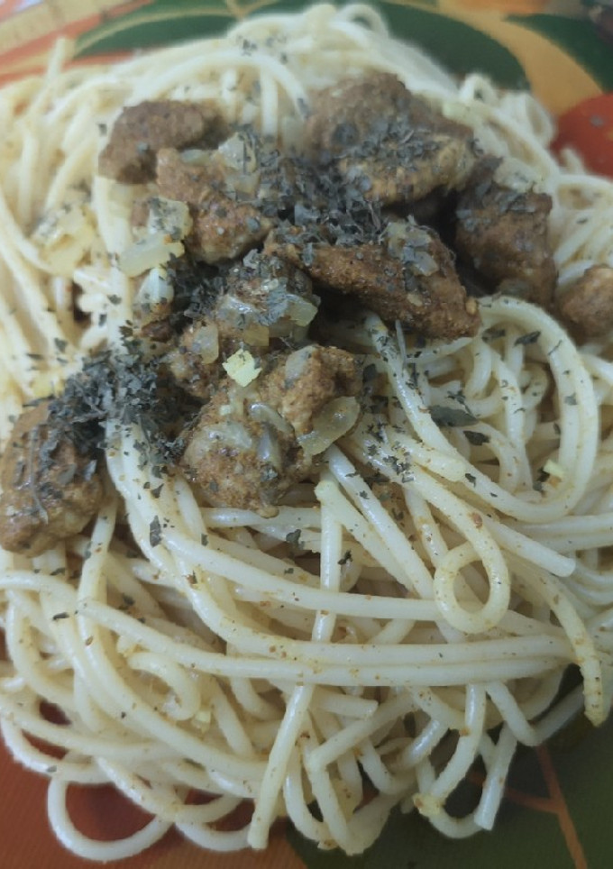 Una foto de Espaguetis con pollo al curry