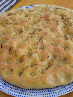 Una foto de Focaccia, pan italiano con romero