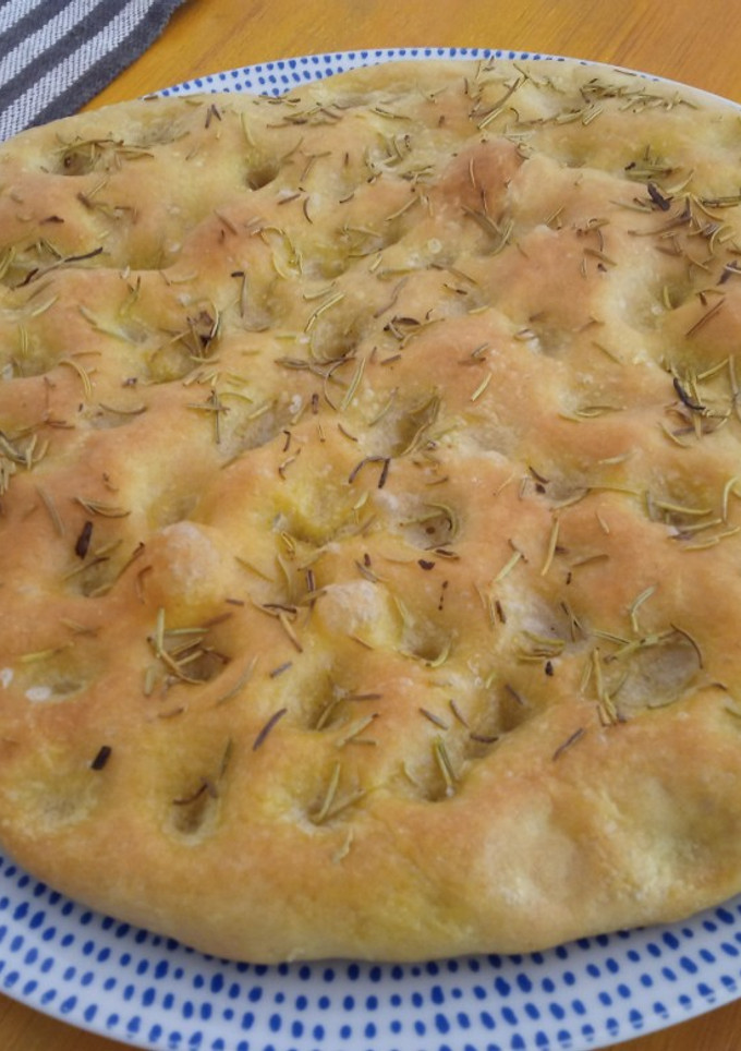Una foto de Focaccia, pan italiano con romero