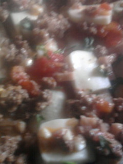 Una foto de Canelones con salsa de carne