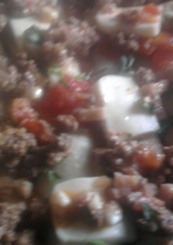 Una foto de Canelones con salsa de carne