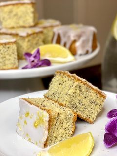 Una foto de 🇬🇧 CUADRADITOS de LIMÓN y AMAPOLA (“Lemon and poppy seed traybake”, Reino Unido)