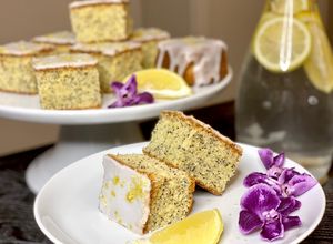 Una foto de 🇬🇧 CUADRADITOS de LIMÓN y AMAPOLA (“Lemon and poppy seed traybake”, Reino Unido)