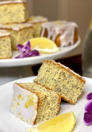 Una foto de 🇬🇧 CUADRADITOS de LIMÓN y AMAPOLA (“Lemon and poppy seed traybake”, Reino Unido)