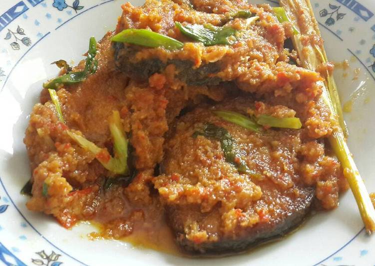 Resep Tenggiri bumbu Kemiri  oleh Riska Erlinda Cookpad