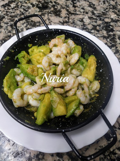 Una foto de Gambas al ajillo con aguacate