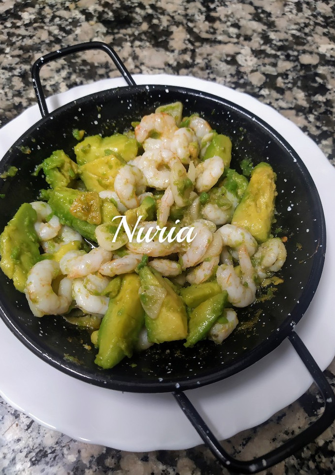 Una foto de Gambas al ajillo con aguacate