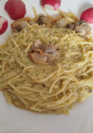 Una foto de Spaghetti o Espaguetis con crema de calabacín y almejas frescas o de conserva