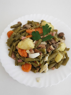 Una foto de Judías V. con Patatas, Zanahorias, Bacon, Champiñones y huevo