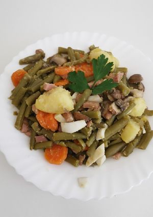 Una foto de Judías V. con Patatas, Zanahorias, Bacon, Champiñones y huevo
