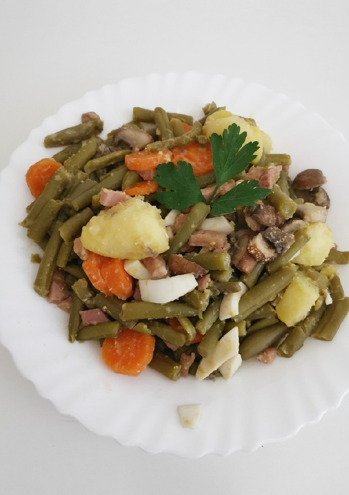Una foto de Judías V. con Patatas, Zanahorias, Bacon, Champiñones y huevo