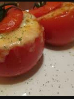 Una foto de Tomate rellenos de arroz y carne